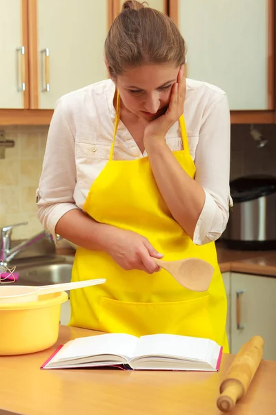 Dona de casa planejamento e preparação de refeições — Fotografia de Stock