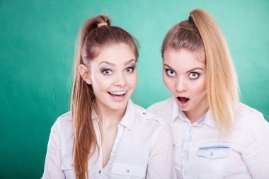 İki genç kadın şok arıyor