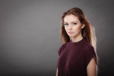 Saç sallayarak ile göz alıcı çarpıcı kadın.