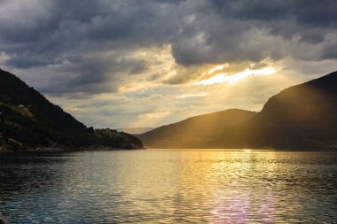 Deniz fiyort Norveç üzerinden kırmızı günbatımı