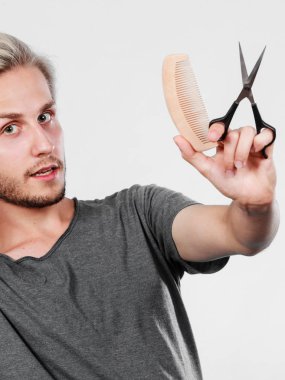 Adam makas ve tarak yeni saç modeli oluşturma