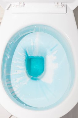 Mavi deterjan ile beyaz tuvalet kase