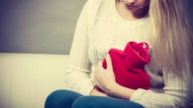 Cofa üzerinde oturan kadın duygu mide krampları