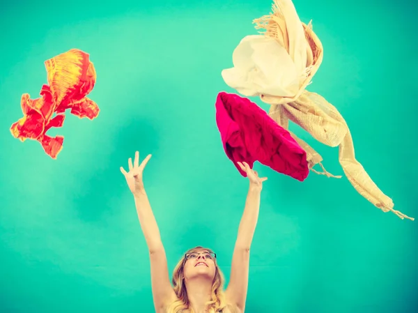 Frau wirft Kleider um, Kleider fliegen überall hin — Stockfoto