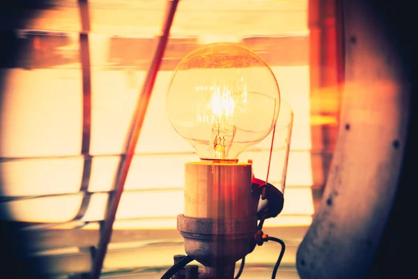 電球の内部を示す灯台の中. — ストック写真