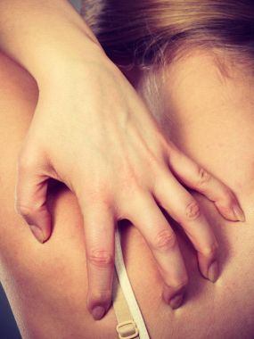 Anti döküntü ile kaşıntılı onu geri tırmalamak kadın