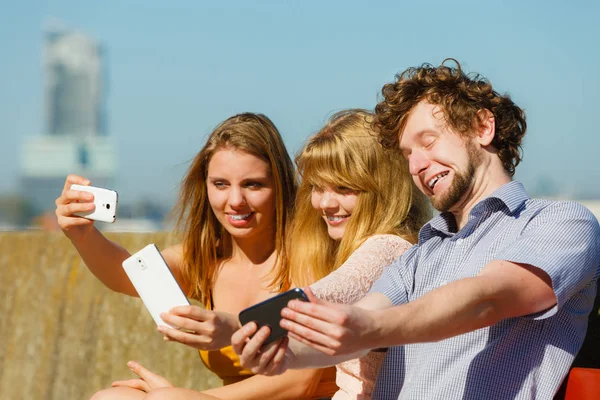 Przyjaciele biorąc selfie zdjęcie z smartphone. — Zdjęcie stockowe