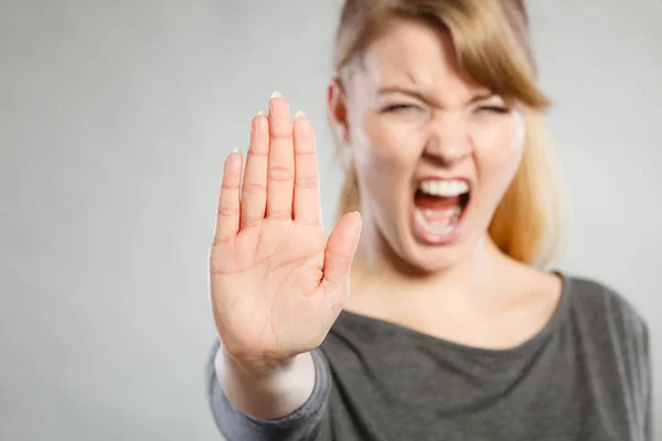Krzyczeć kobieta co gest. — Zdjęcie stockowe