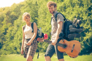 Genç çift gitar sırt çantası açık ile hiking