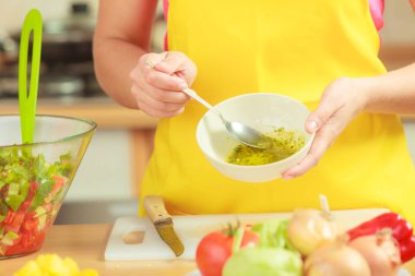 Taze salata sosu hazırlama kadın