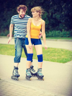 Dışarıda paten süren genç bir çift.