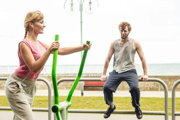 Man en vrouw uit te oefenen op elliptische trainer. — Stockfoto