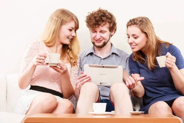 Amigos relajante navegación por Internet en la tableta . — Foto de Stock