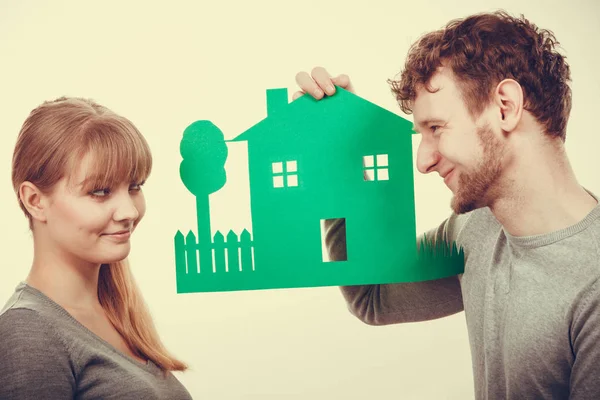 Neşeli çift geleceklerini kutluyor.