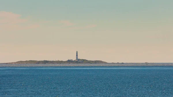 Litoral norueguês com farol — Fotografia de Stock