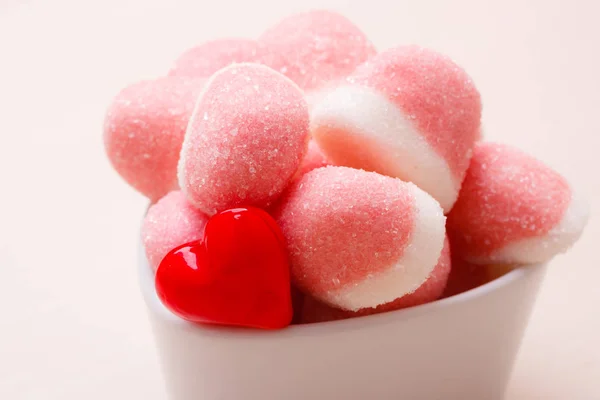 Rosa gelé eller marshmallows med socker i skål — Stockfoto