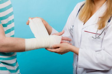 Doktor bandaj burkulan bileği.