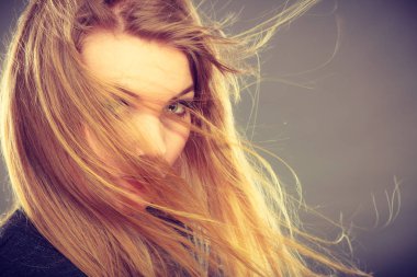 Karanlıkve saçlı çekici sarışın kadın