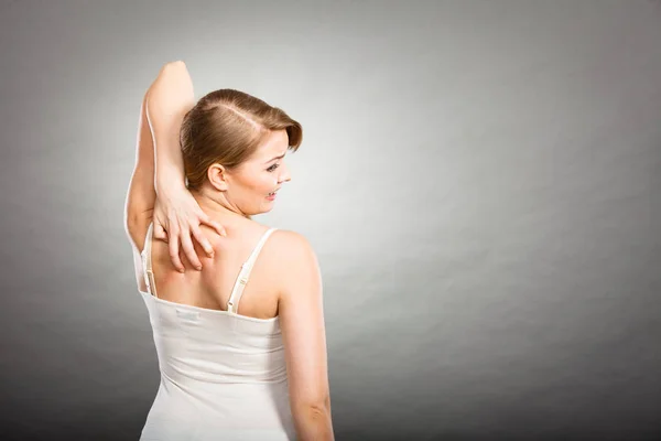 Mujer rascándose la espalda con picazón con erupción alérgica —  Fotos de Stock
