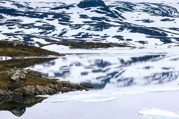 Мальовничі гори Норвегії з заморожені озера. — стокове фото