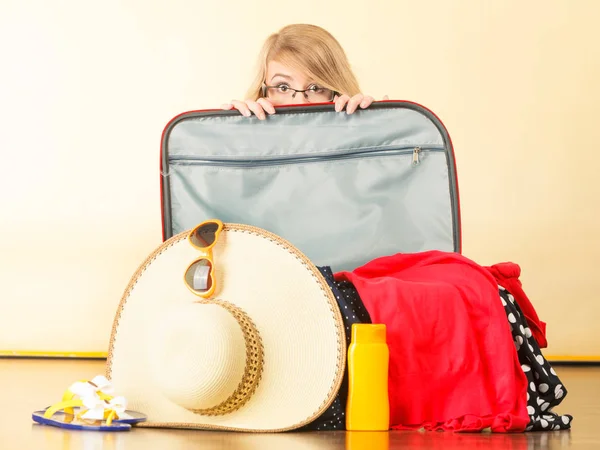 Young woman packing suitcase — Stock Photo, Image