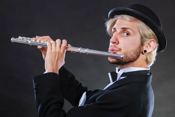 Elegantemente vestido músico masculino tocando flauta — Fotografia de Stock