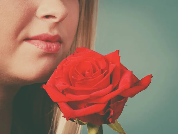 Nahaufnahme Frau mit roter Rose im Gesicht. — Stockfoto