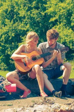 Genç çift kamp oyun gitar açık