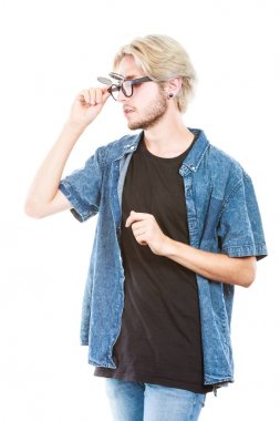 Hipster adam vurdu eksantrik gözlük studio ile