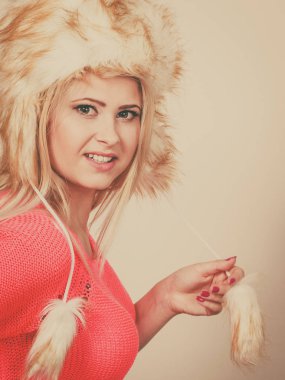 Çekici kadın tüylü kış şapka