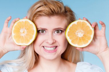 Meyve yeşil greyfurt tutan kadın