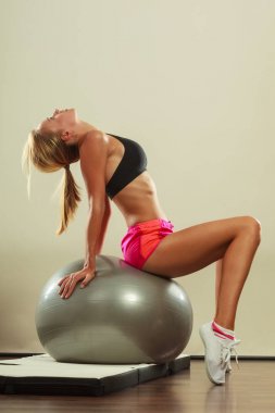 kadın fitness egzersizleri fit ball ile yapıyor