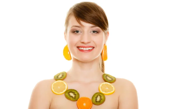 Dieet. meisje met ketting van verse citrusvruchten geïsoleerd — Stockfoto