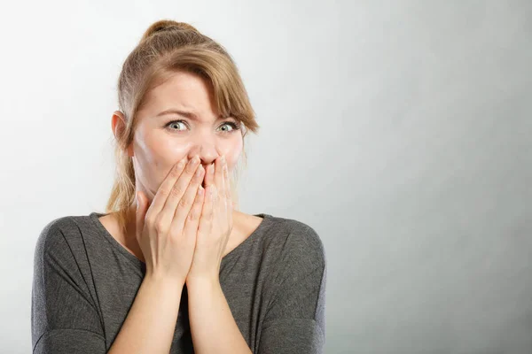 Mujer nerviosa expresando miedo . — Foto de Stock