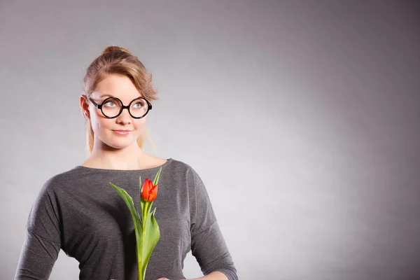 Chica con tulipán lleno de esperanza soñando . —  Fotos de Stock