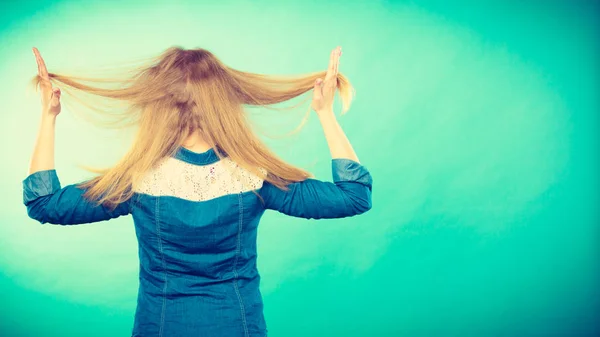 Szőke nő játszik a haj. — Stock Fotó