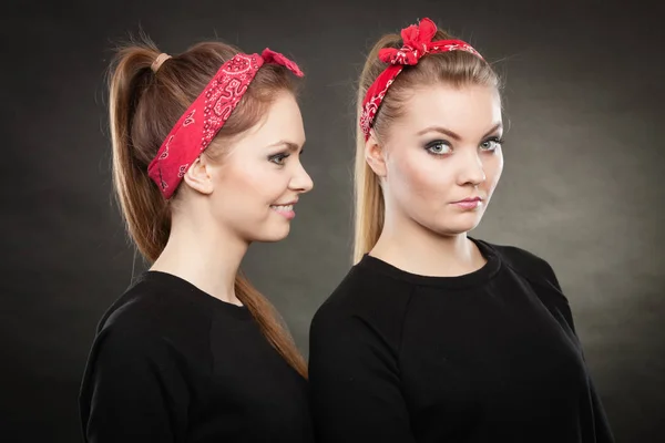 Dois engraçado retrô positivo estilo retrato feminino . — Fotografia de Stock