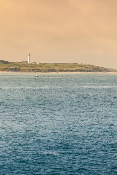 Береговая линия с маяком Hirtshals Denmark — стоковое фото
