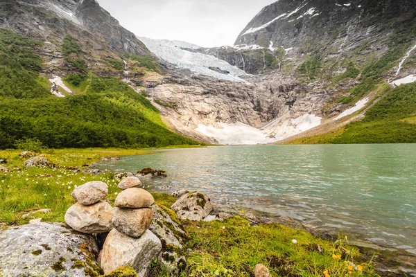 Льодовик Boyabreen і озеро в Норвегії — стокове фото