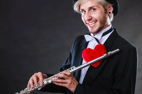 Flautista masculino con flauta y corazón. Melodía de amor — Foto de Stock