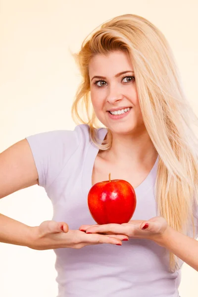 Mulher feliz segurando deliciosa maçã vermelha — Fotografia de Stock