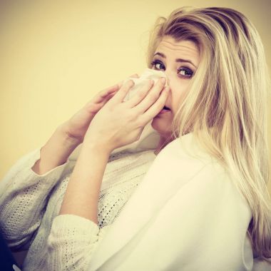 Kadının koltukta yalan grip olan hasta