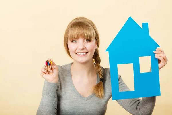 Young blonde lady with bunch of keys. — Stock Photo, Image