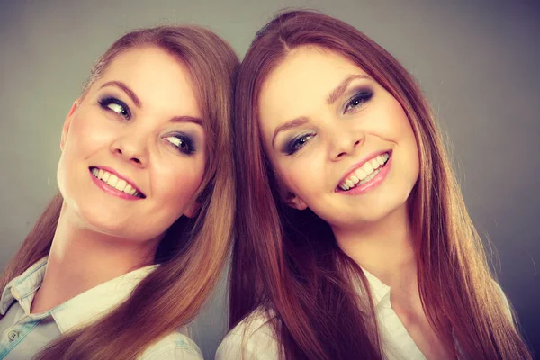 Дві красиві жінки, блондинка і брюнетка розважаються — стокове фото
