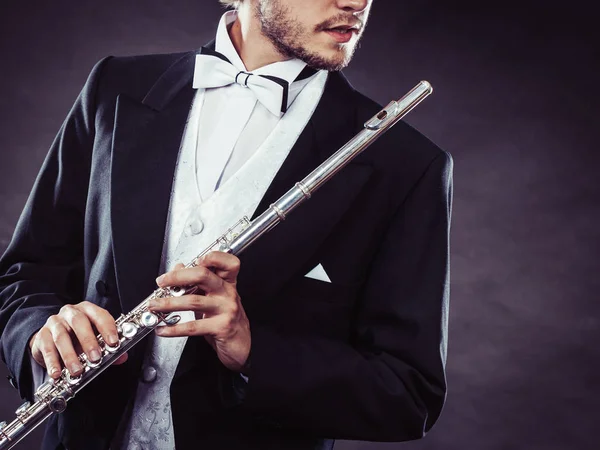 Elegantemente vestido músico segurando flauta — Fotografia de Stock