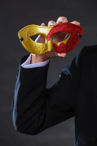 Manlig hand håller carnival mask närbild — Stockfoto