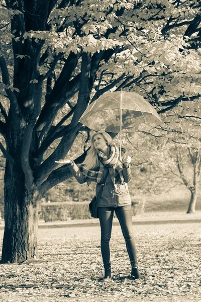 Frau läuft mit Regenschirm in Park — Stockfoto