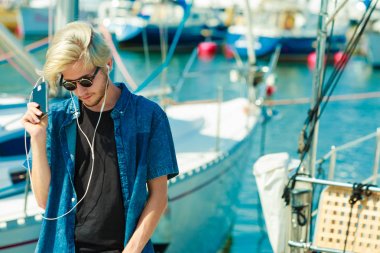 Müzik güneş gözlüklü sarışın adam