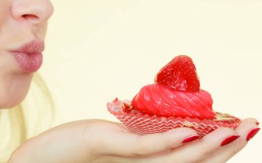 Bir kadın lezzetli bir kek tutuyor.