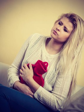 Cofa üzerinde oturan kadın duygu mide krampları